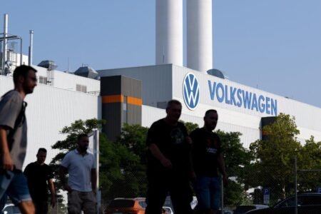 CO₂ targets: EU automotive trade fears for thousands and thousands of jobs – Weil criticizes “gap in VW’s offers”
 | EUROtoday