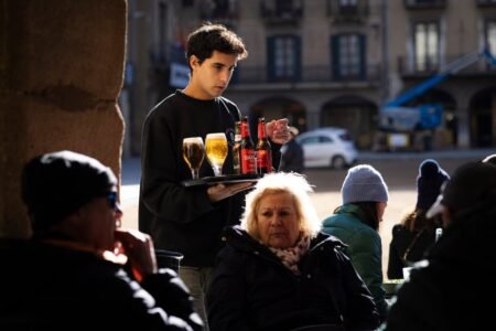 Only workers with out dependent staff maintained their buying energy in 2024 | Economy
 | EUROtoday