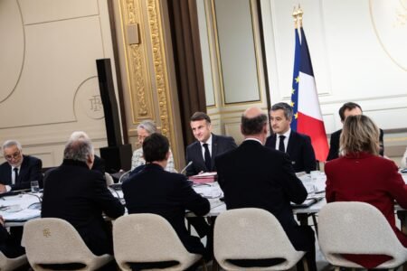 Emmanuel Macron expects new “solutions” from the Bayrou crew, notably on the funds
 | EUROtoday