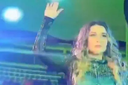 Singer Alicia Villarreal asks for assist throughout a live performance by making the signal of gender violence hours after denouncing her associate
| EUROtoday