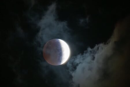 The complete lunar eclipse of March, the pink moon in photos
| EUROtoday
