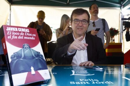 María Dueñas and Javier Cercas, the perfect promoting of a historic Sant Jordi that exceeds two million books
 | EUROtoday