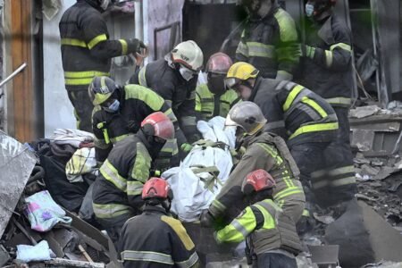 Russia launches its third nice bombing on Ukrainian civilians in full negotiation with the US and leaves at the least 9 lifeless in kyiv, six of them kids
| EUROtoday