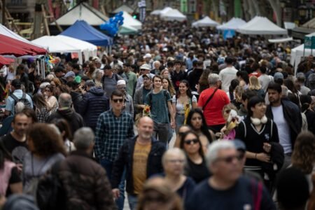 In search of the e-book, the right rose and the dragon in a Sant Jordi with out rival | News from Catalonia
 | EUROtoday