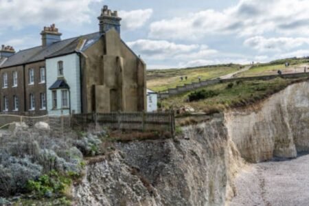 Sunbathers warned to remain off crumbling cliffs as temperatures soar | UK | News
 | EUROtoday