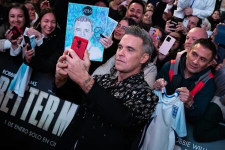 Robbie Williams is honest about how the fixed requests of followers are affecting: “I hide it well but social interaction still scares me” | People
 | EUROtoday