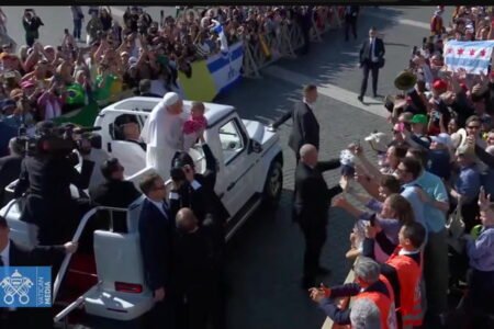 Pope Leo’s heartwarming gesture to infants on his first popemobile journey | News
 | EUROtoday