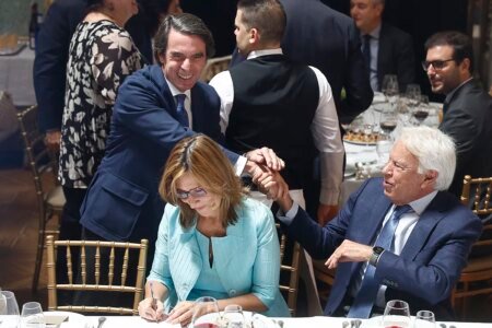 González and Aznar defend collectively the "centrality" coverage in entrance of the acute proper and left
 | EUROtoday
