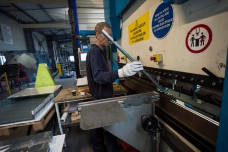 workers within the face of the hazard of machines
 | EUROtoday