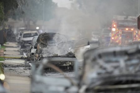 A small aircraft crashes in a neighborhood in San Diego, burning houses and automobiles | International
 | EUROtoday