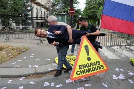 The statue of Emmanuel Macron stolen from the Grévin museum by Greenpeace to denounce commerce between France and Russia
 | EUROtoday